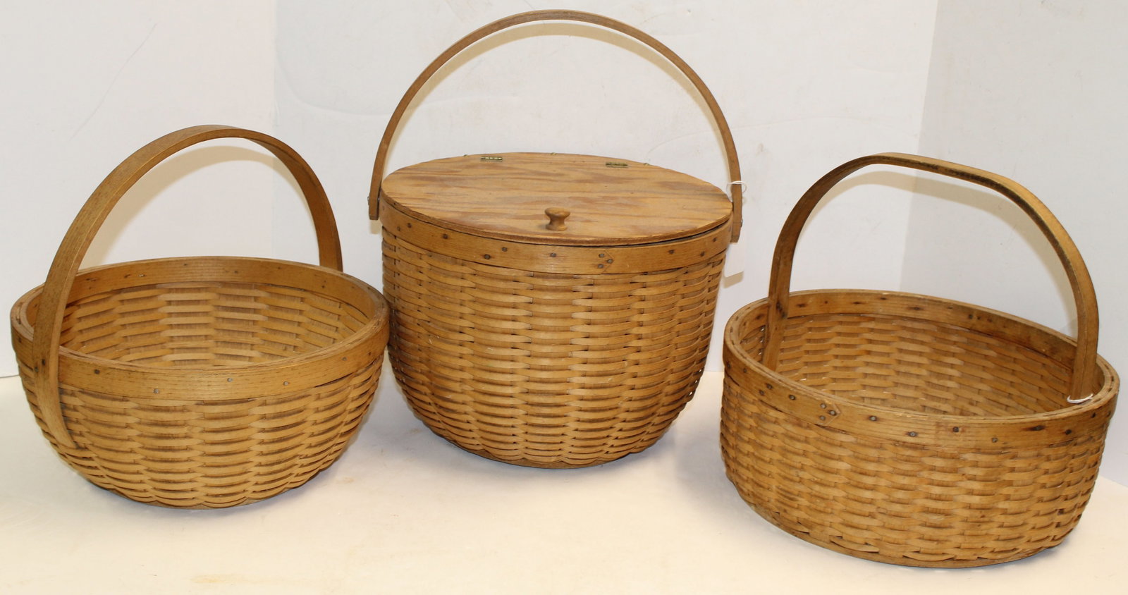 Lot of 3 baskets incl 1 bail handled w cover signed Ben Higgins - plus 2 fixed handled pie baskets: Lot of 3 baskets incl 1 bail handled w cover signed Ben Higgins - plus 2 fixed handled pie baskets attrib to Ben Higgins - 8 x 11/2" diam, 10"x11" diam & 10" x 12" diam