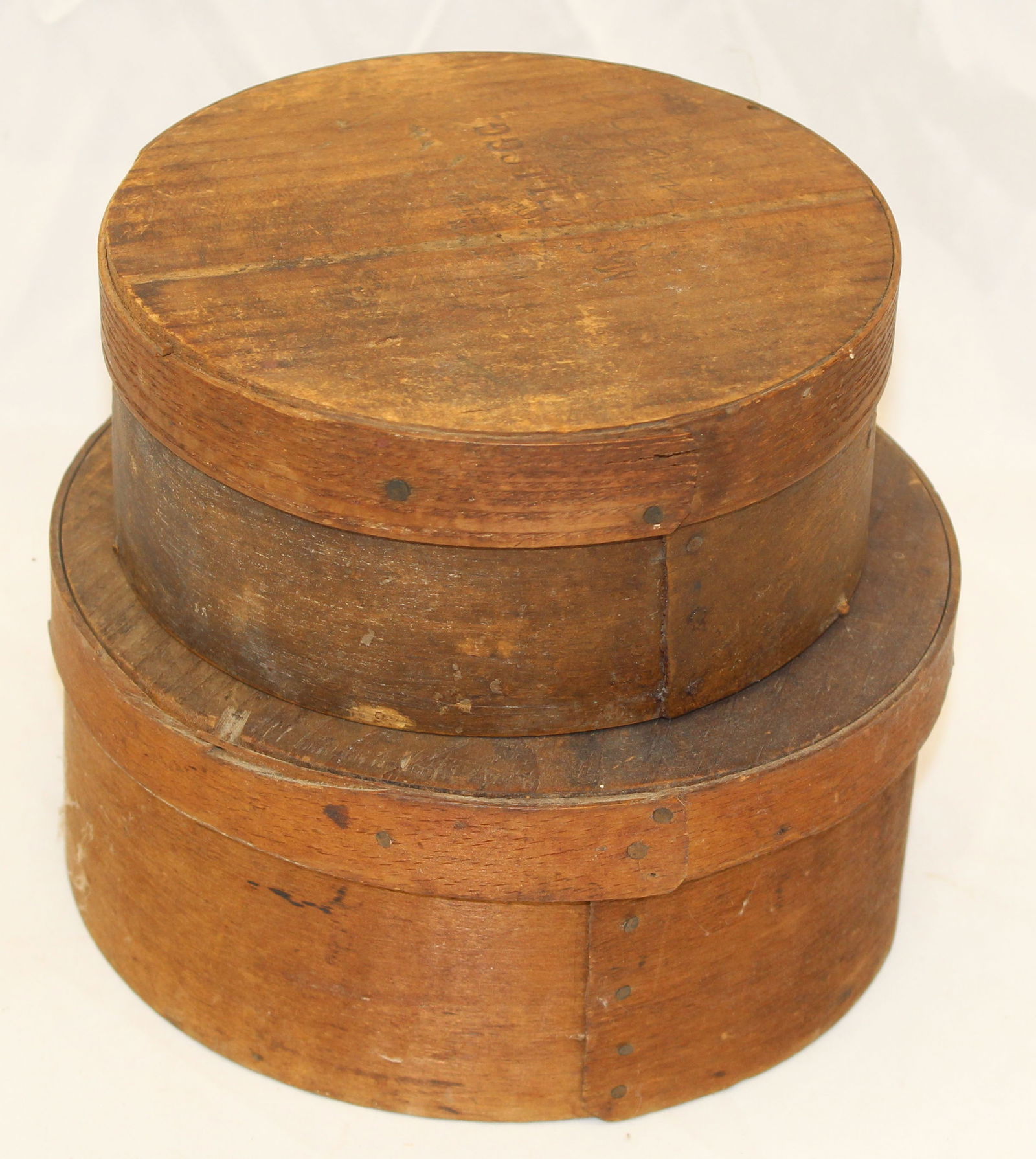 Lot of 2 antique round covered pantry boxes - incl 1 marked on lid "Winchendon, MA" & "MS Kellogg" -: Lot of 2 antique round covered pantry boxes - incl 1 marked on lid "Winchendon, MA" & "MS Kellogg" - 6" diam & 1 marked on lid "Gristmill…" 7 1/2" diam