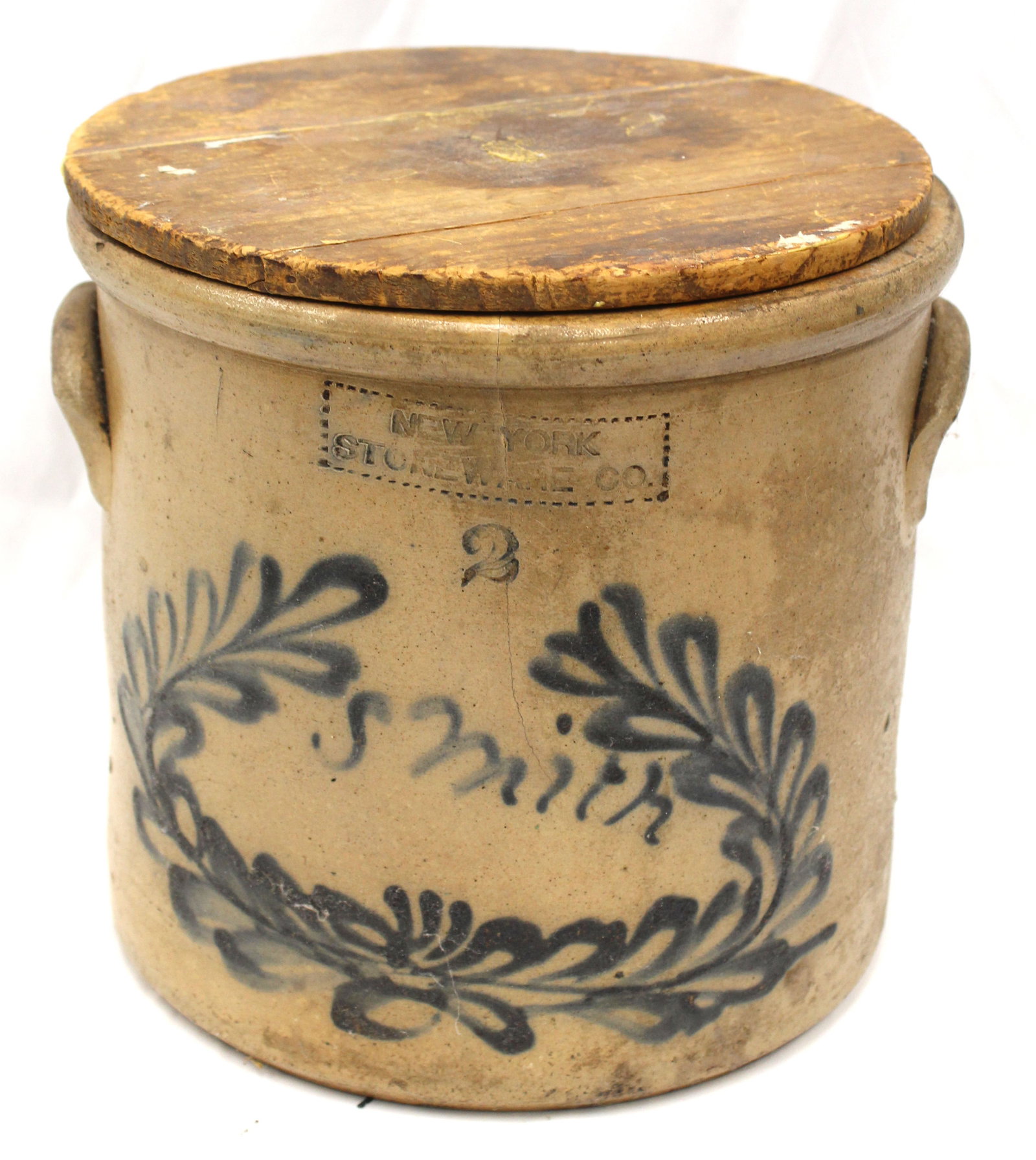 New York Stoneware Co 2 gal crock w wooden lid & "Smith" & wreath cobalt decoration - 9" tall x 10: New York Stoneware Co 2 gal crock w wooden lid & "Smith" & wreath cobalt decoration - 9" tall x 10 1/2" diam