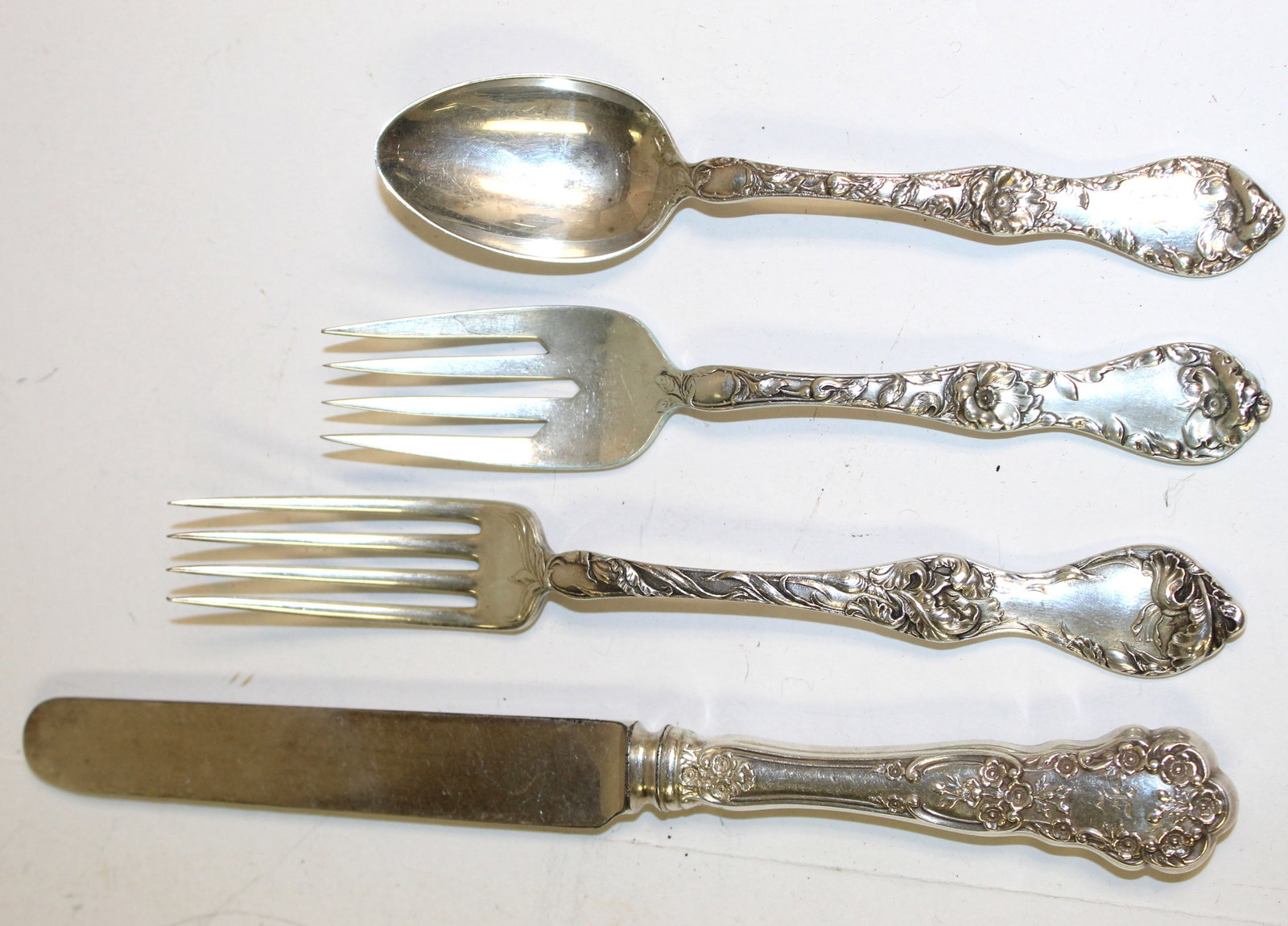 Reed & Barton "Le Cinq Fleurs" sterling silver flatware service in holder - 48 pcs - weighs APPROX: Reed & Barton "Le Cinq Fleurs" sterling silver flatware service in holder - 48 pcs - weighs APPROX 46ozt plus 12 knives (not incl in the weight)