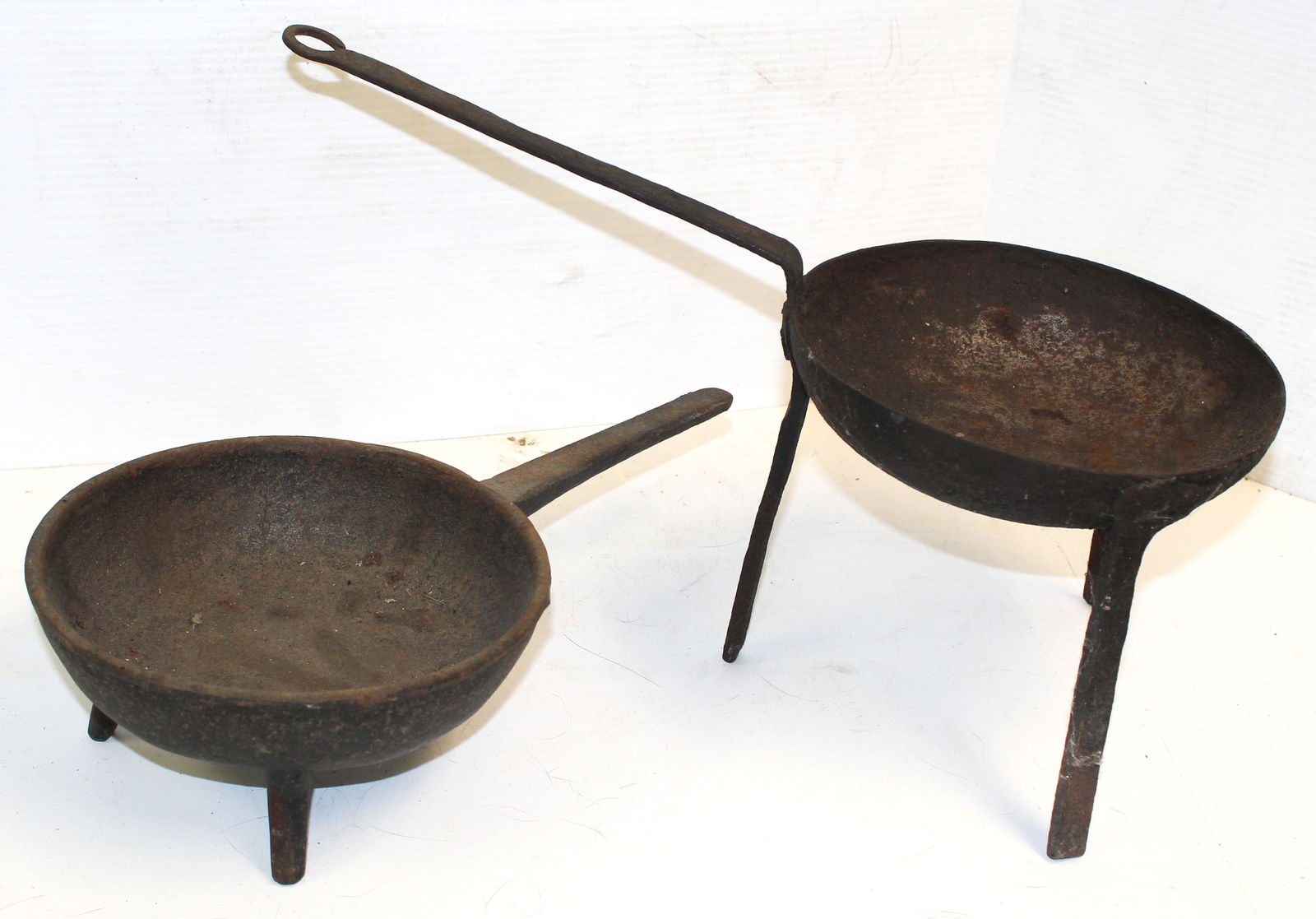 Lot of 2 iron long handled 3 legged posnets/spiders - 6 1/2" tall x 17" long incl handle & 4" x 14": Lot of 2 iron long handled 3 legged posnets/spiders - 6 1/2" tall x 17" long incl handle & 4" x 14" incl handle