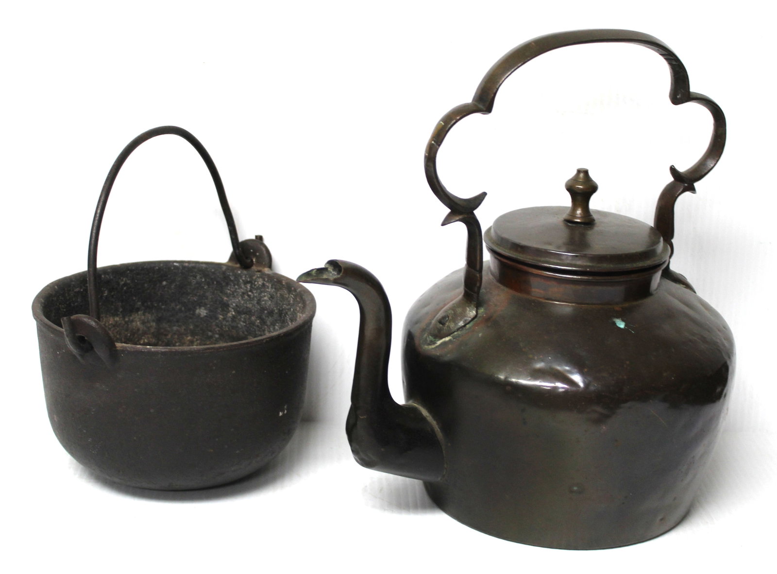Antique cast iron pot 7" diam & copper dovetailed kettle 9" tall: Antique cast iron pot 7" diam & copper dovetailed kettle 9" tall