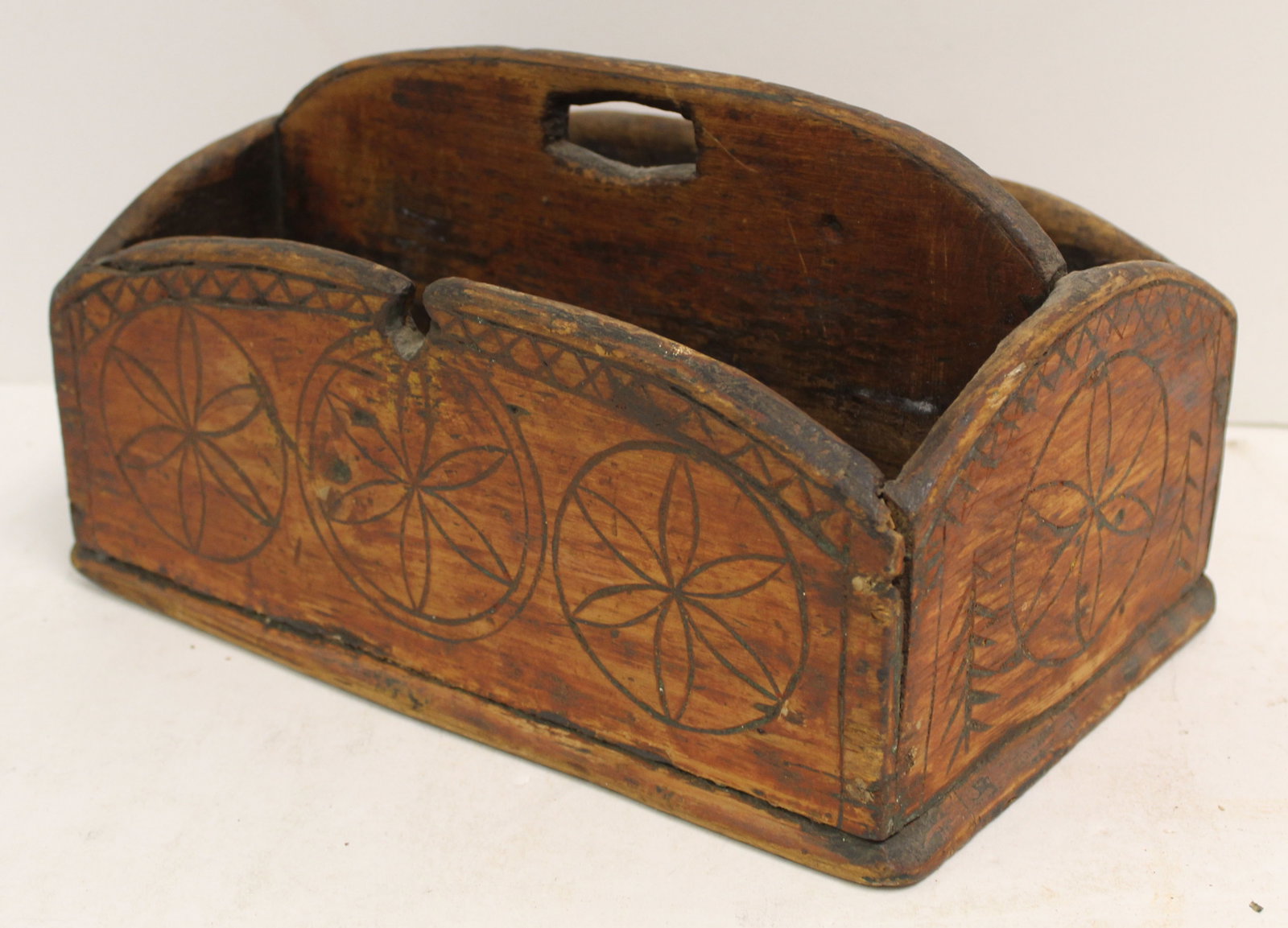Antique wooden utensil tote/carrier w carved compass rose decoration - 6 1/4" tall x 11 1/2" x 7: Antique wooden utensil tote/carrier w carved compass rose decoration - 6 1/4" tall x 11 1/2" x 7 1/2"
