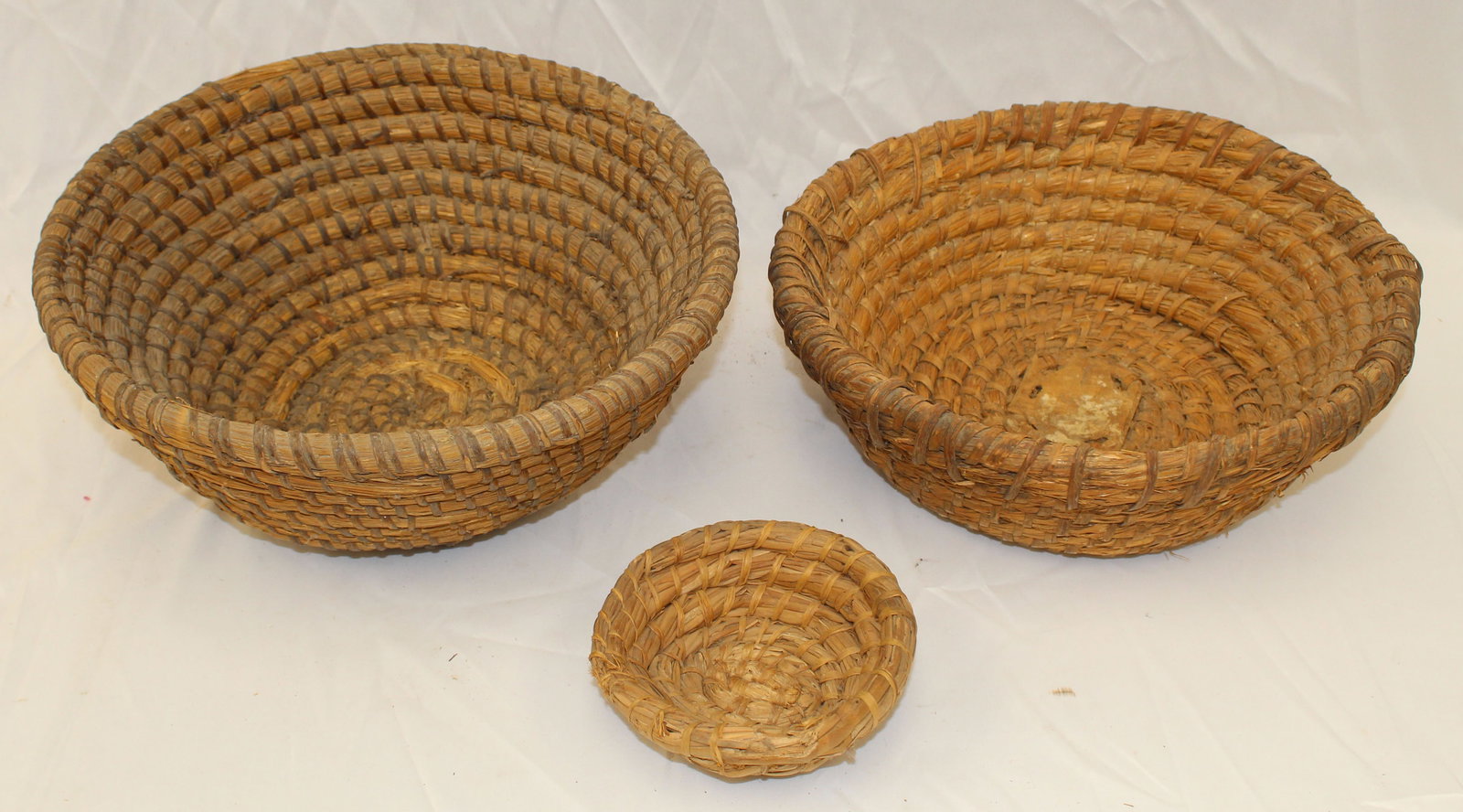 Lot of 3 round rye baskets - 6", 13" & 14" diam: Lot of 3 round rye baskets - 6", 13" & 14" diam