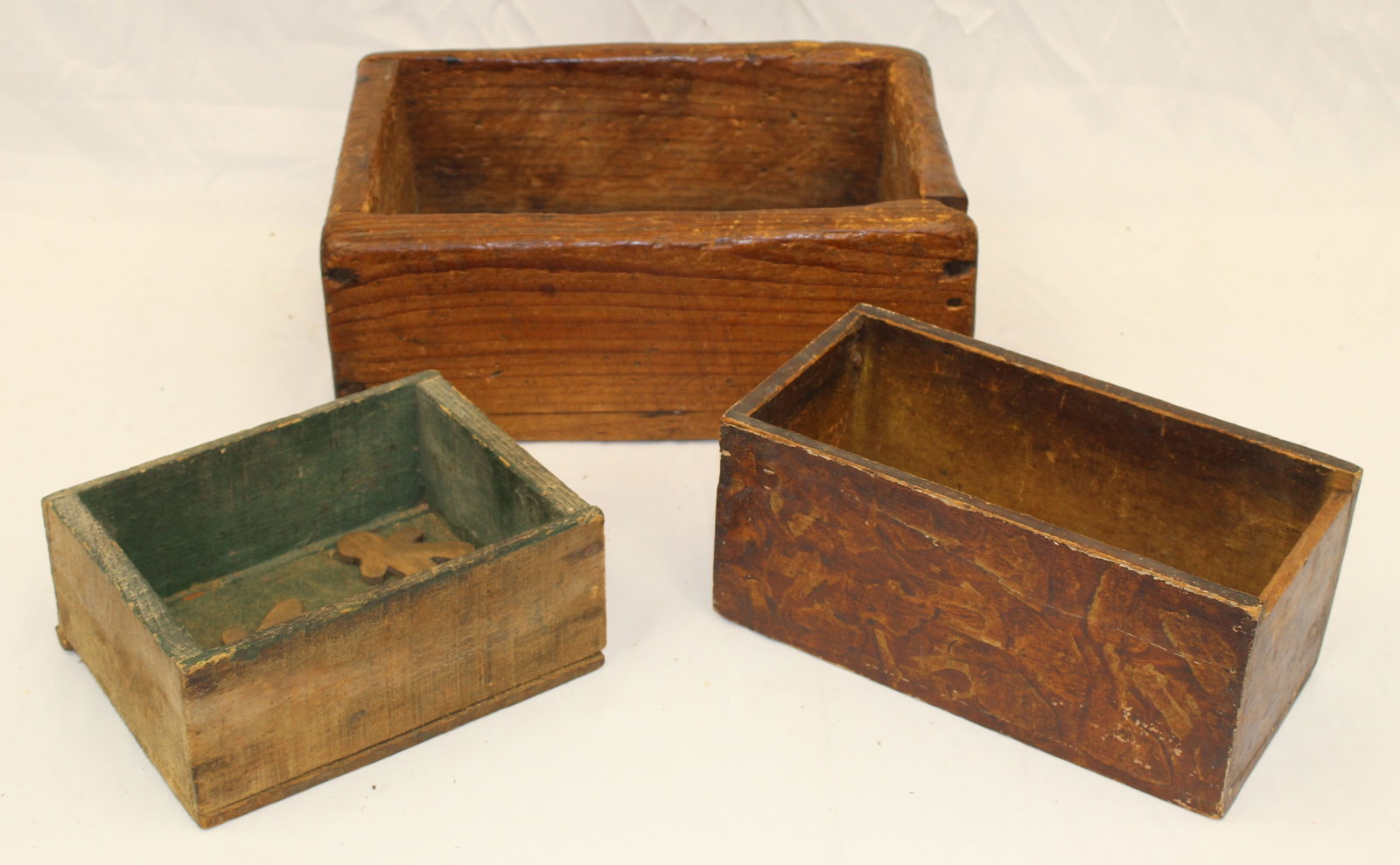 Lot of 3 open wooden boxes incl 1 paint decorated - 4 1/2"x10"x5", 5"x9"x13" & 3 1/2"x8"x6": Lot of 3 open wooden boxes incl 1 paint decorated - 4 1/2"x10"x5", 5"x9"x13" & 3 1/2"x8"x6"