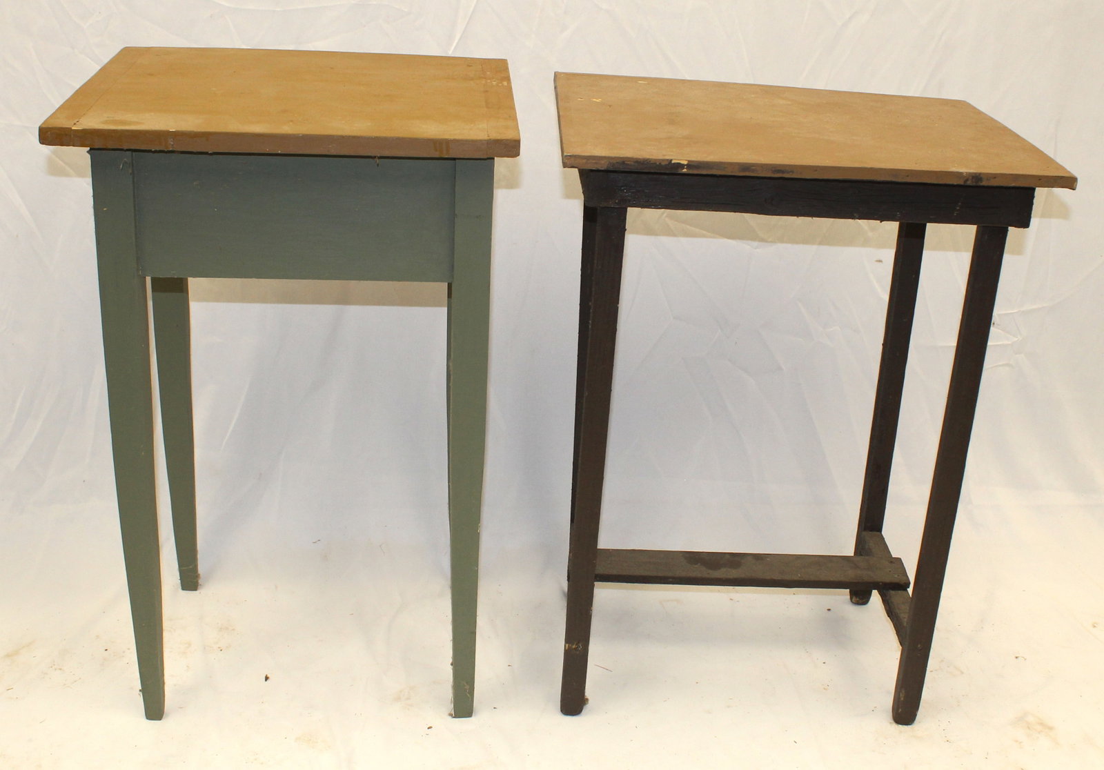 Lot of 2 contemporary antique style stands - green is 26 3/4" tall x 17 1/4" x 14 1/4" & the other: Lot of 2 contemporary antique style stands - green is 26 3/4" tall x 17 1/4" x 14 1/4" & the other is 26 1/4" tall x 19 1/4" wide x 14 1/2" deep