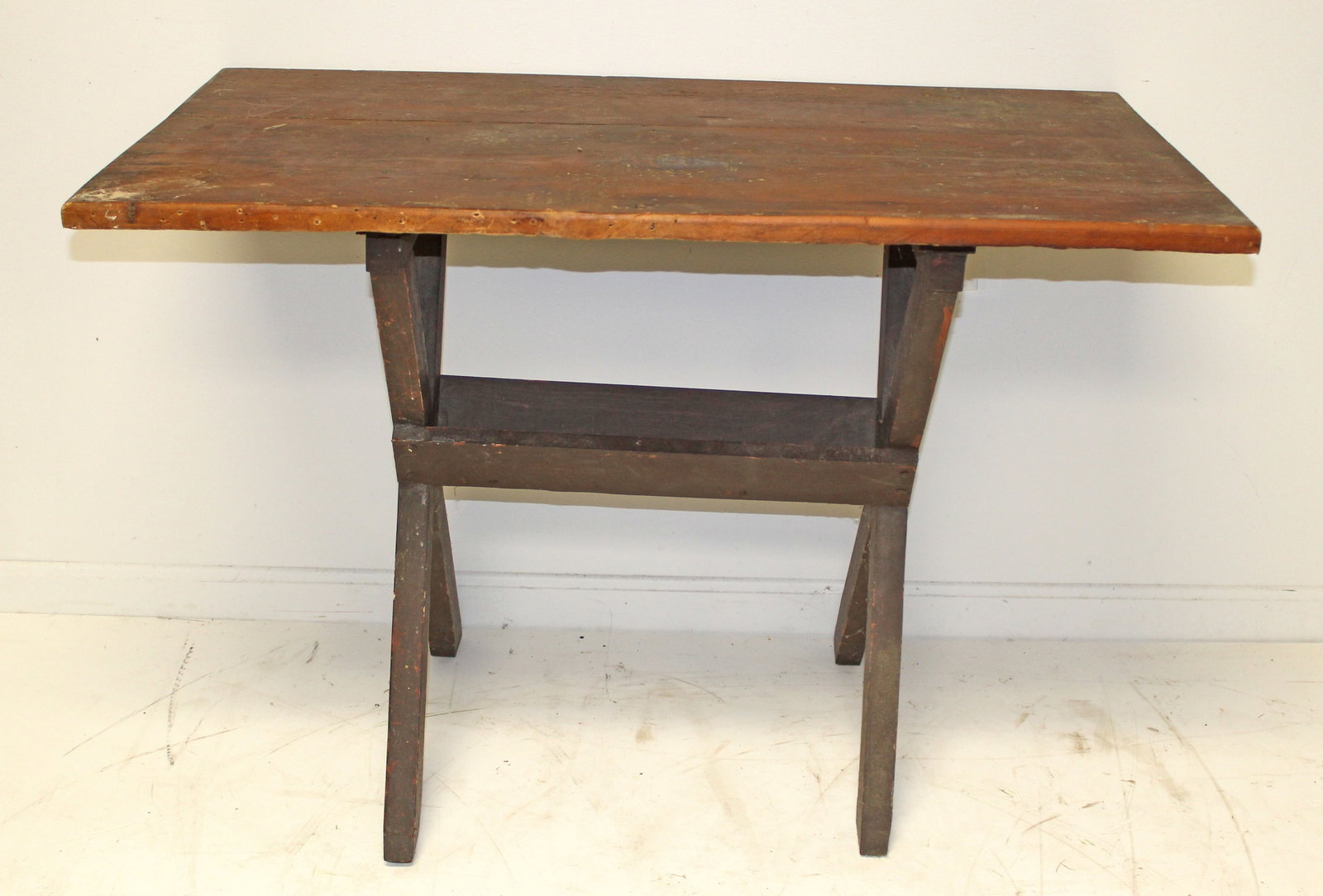 Antique style sawbuck table - 28" tall x 40" wide x 21 1/2" deep: Antique style sawbuck table - 28" tall x 40" wide x 21 1/2" deep