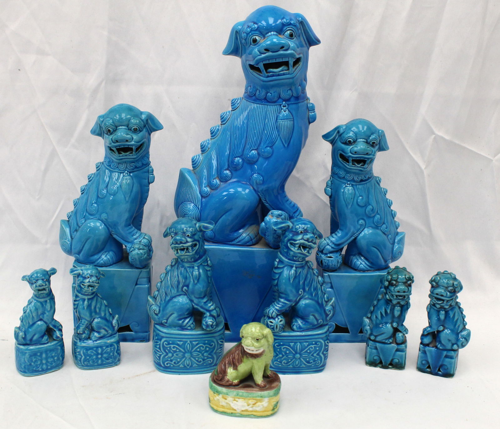 Lot of 10 porcelain Foo Dogs - 9 in blue glaze (1 of 7)
