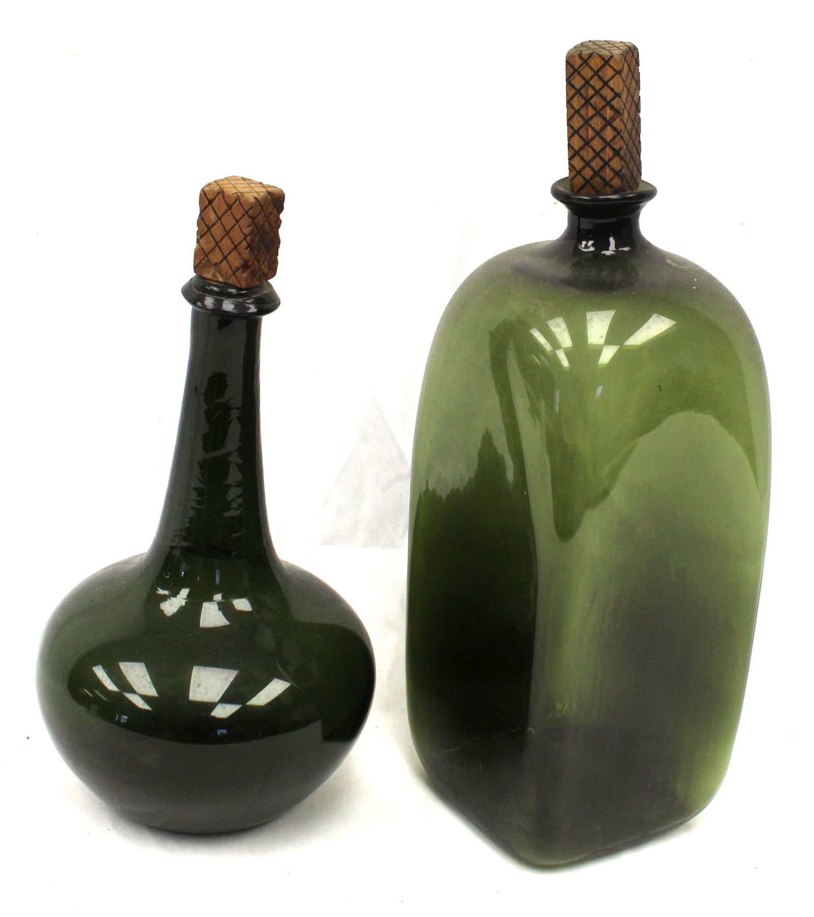 Lot of 2 green glass bottles (1 of 8)