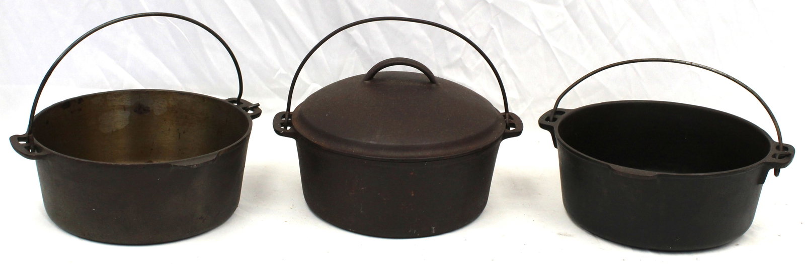 Lot of 3 cast iron Dutch ovens - 1 w cover: Lot of 3 cast iron Dutch ovens - 1 w cover