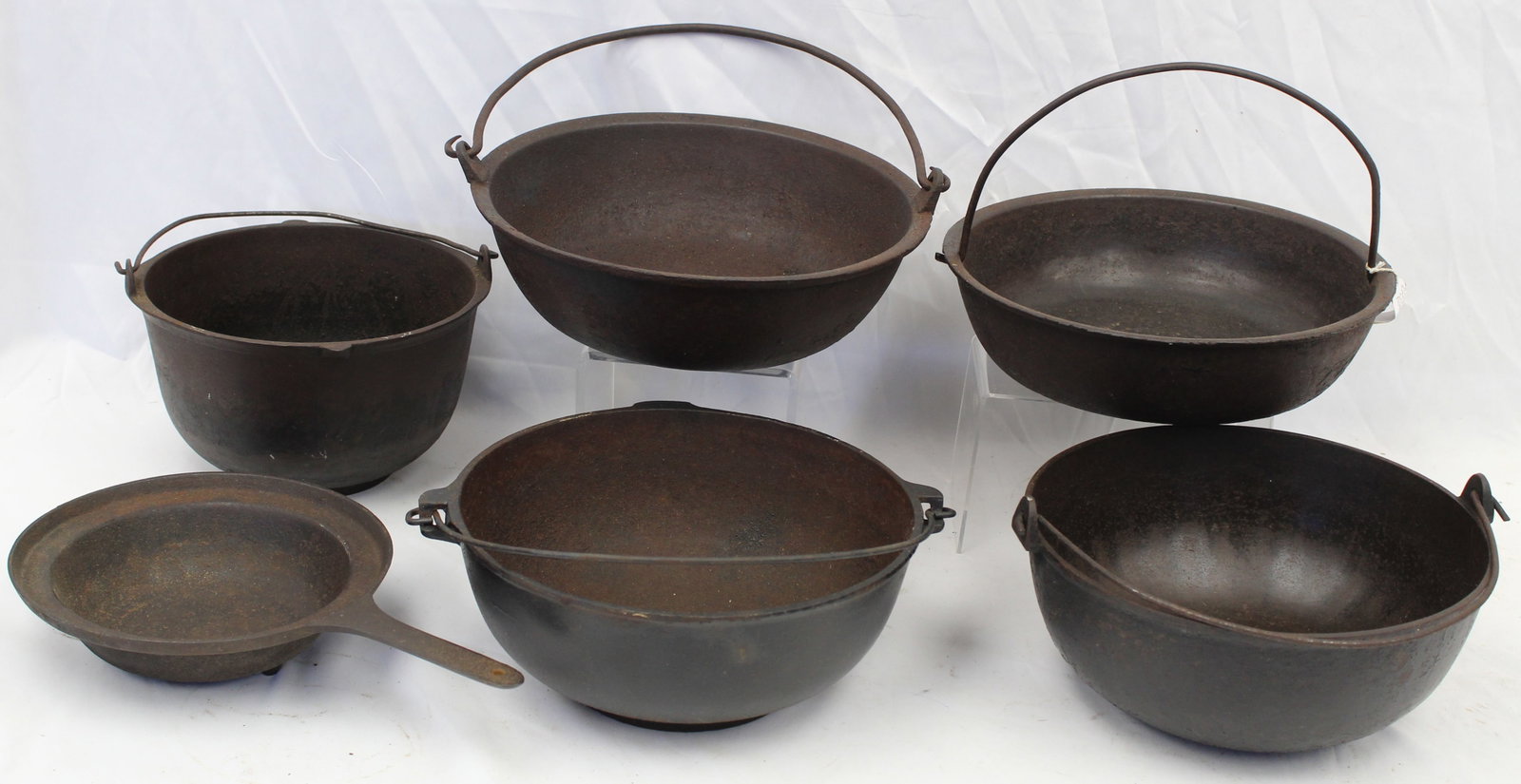 Lot of 6 cast iron pots: Lot of 6 cast iron pots