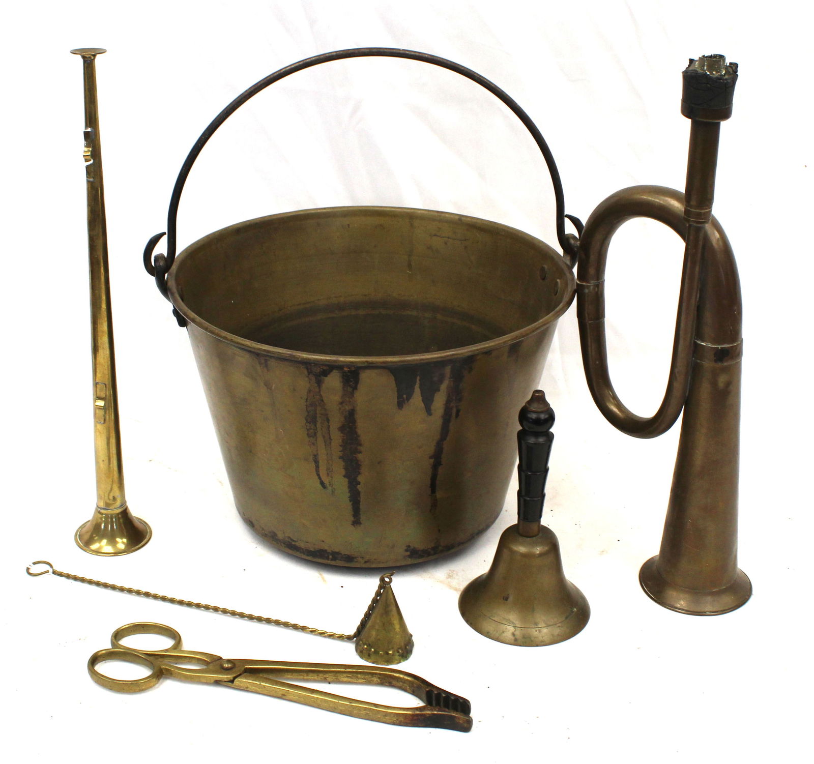 Lot of 6 pieces of brass incl bail handled pail, car horn, trumpet, candle snuffer & bell: Lot of 6 pieces of brass incl bail handled pail, car horn, trumpet, candle snuffer & bell