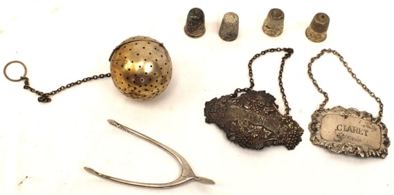 Small sterling silver lot incl tea strainer, wishbone for tongs, 4 thimbles & 2 liquor bottle tags