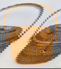 Vintage Nantucket basket w double scallop shell on lid & bail handle - 7" tall x 9" wide