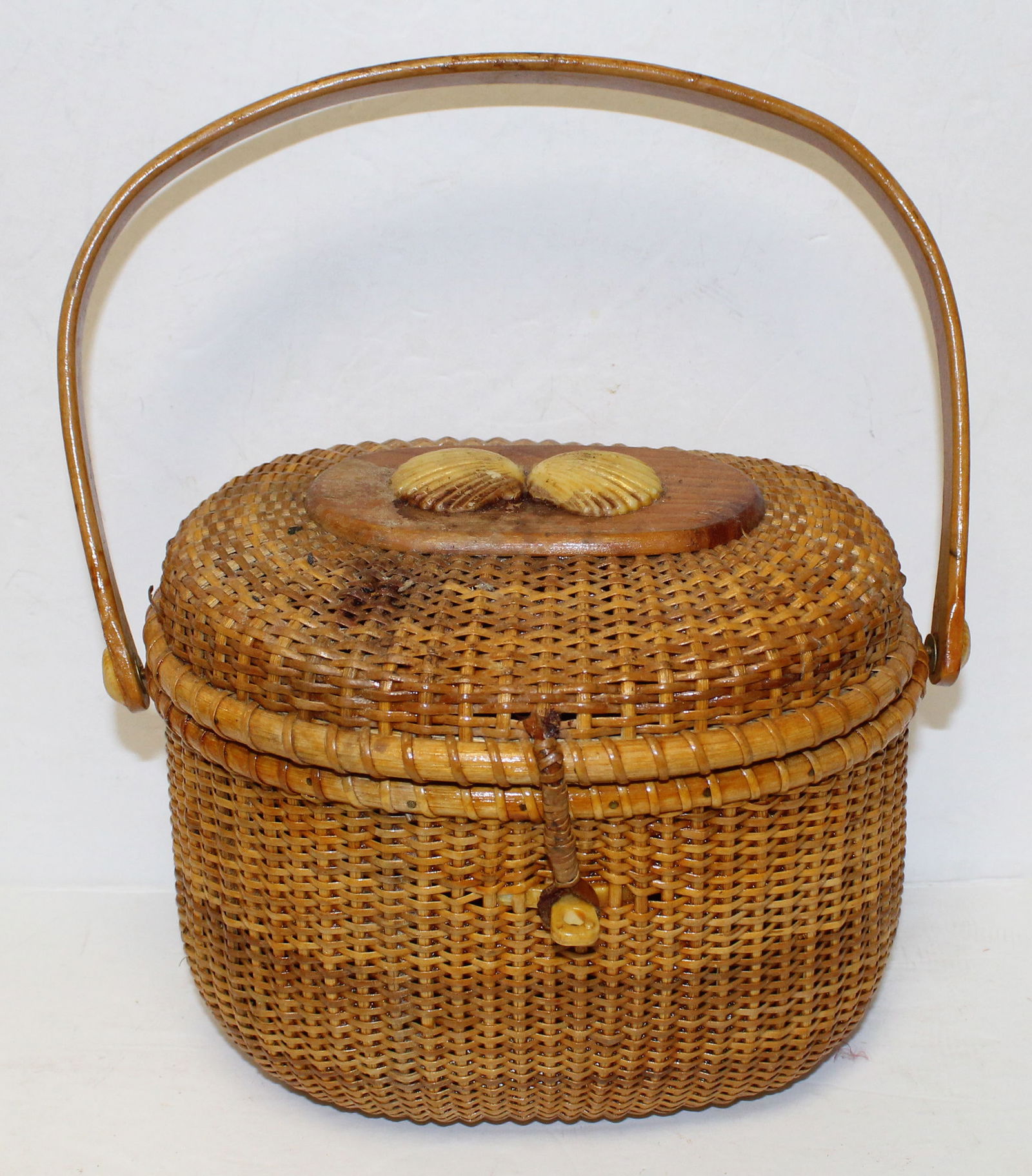 Vintage Nantucket basket w double scallop shell on lid & bail handle - 7" tall x 9" wide (1 of 7)