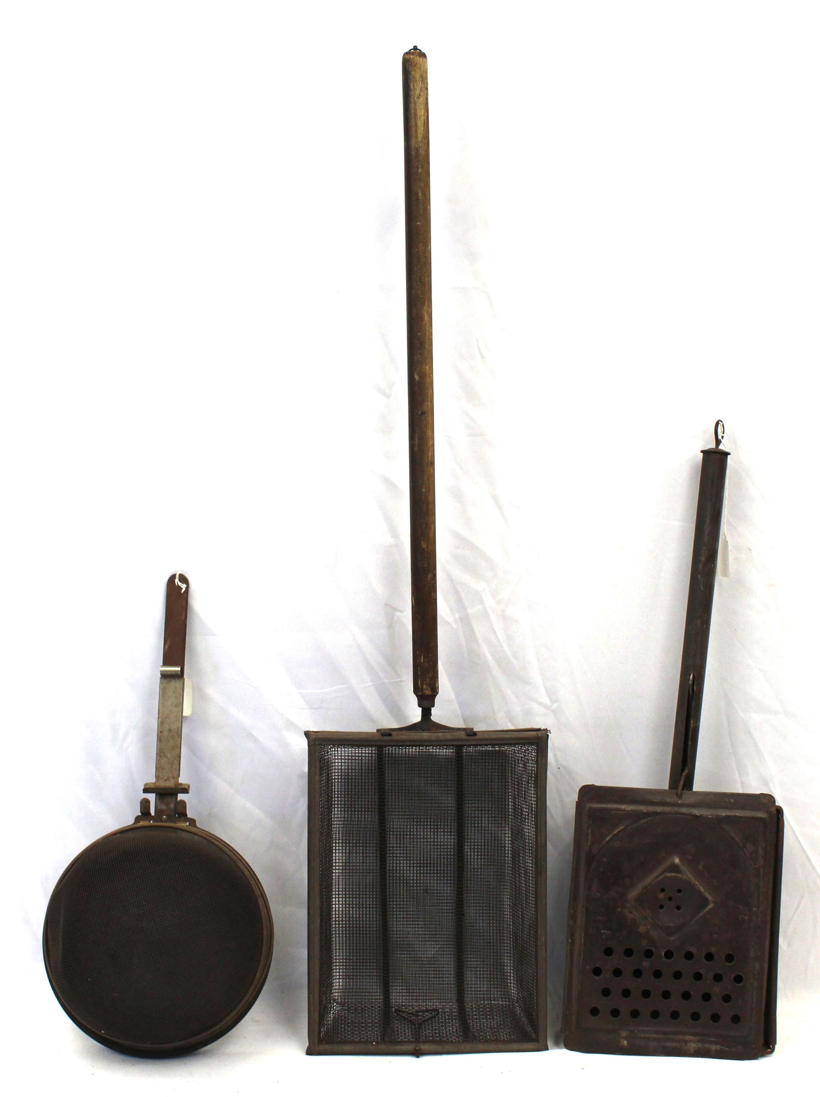 Lot of 3 tin & iron long handled popcorn poppers (1 of 4)