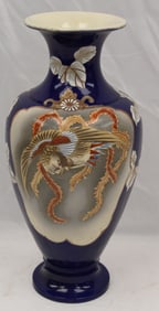 Chinese porcelain vase w dragon decoration