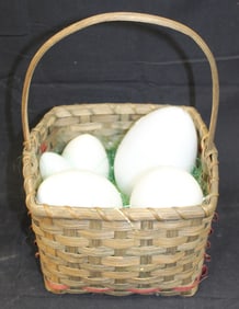 Basket filled with 5 glass eggs - 1 Easter motif
