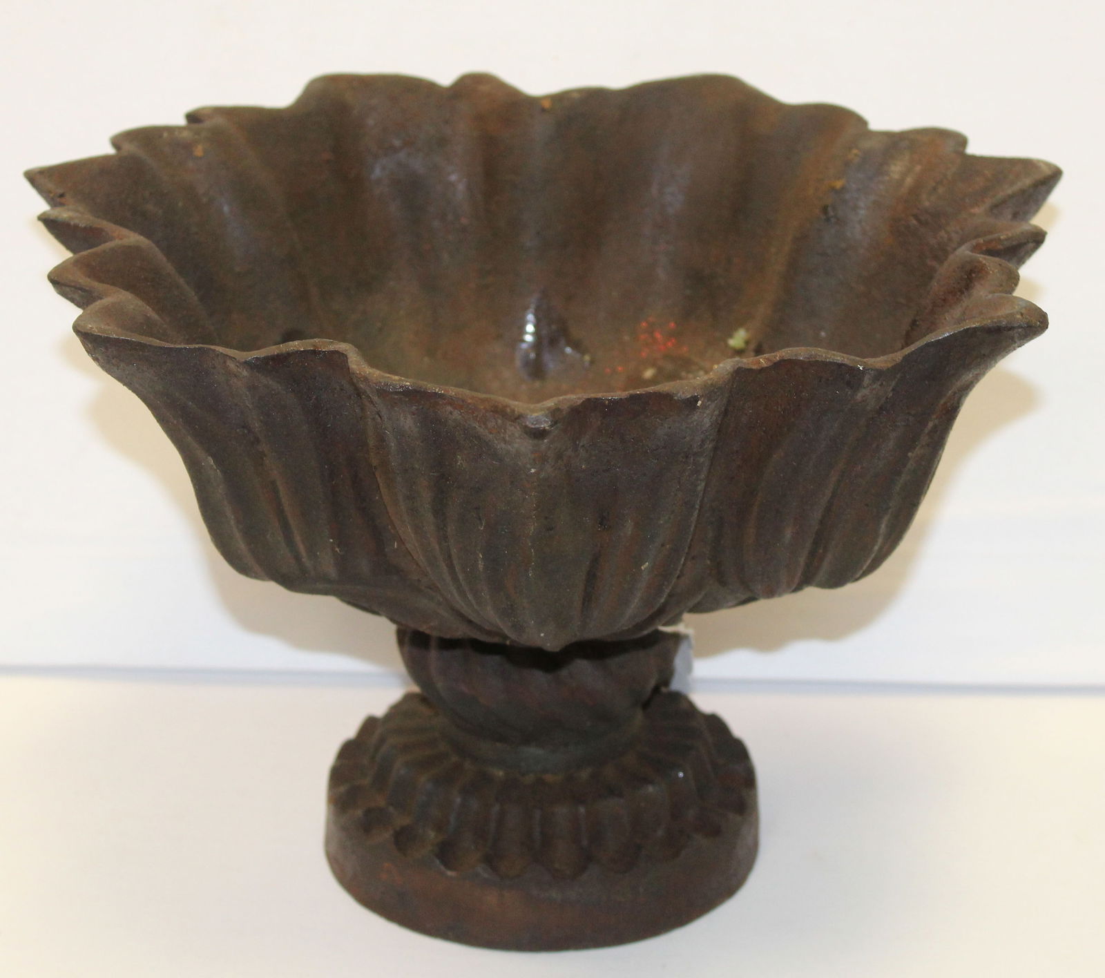 Cast iron planter/urn (1 of 3)