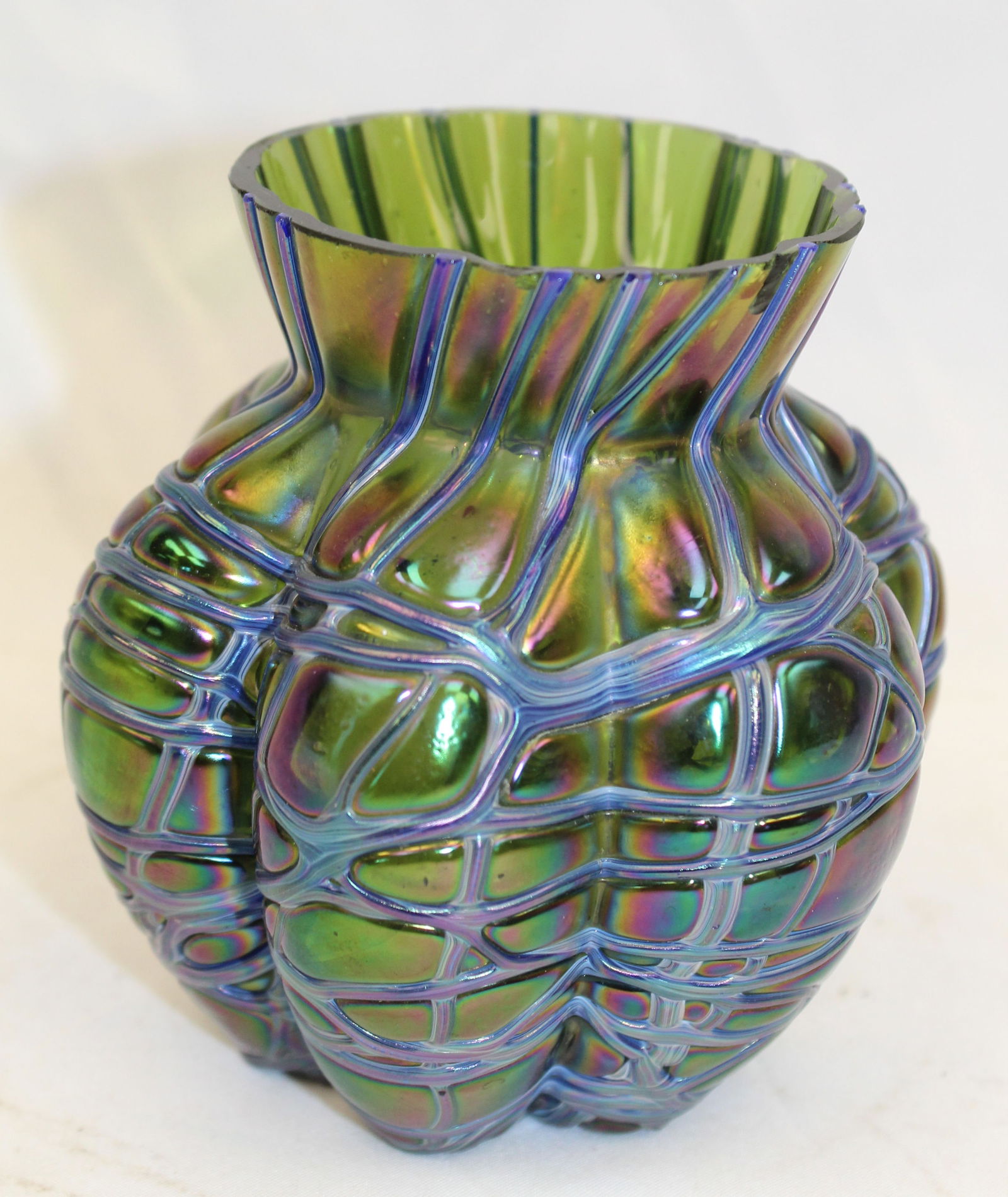 Attrib Pallme Konig 4" iridescent vase: Attrib Pallme Konig 4" iridescent vase