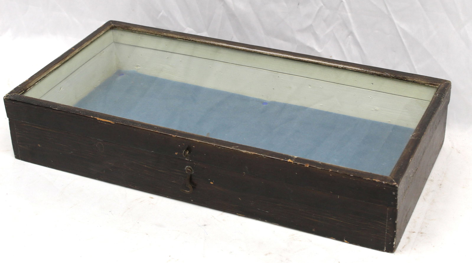 Table top lift top display case: Table top lift top display case
