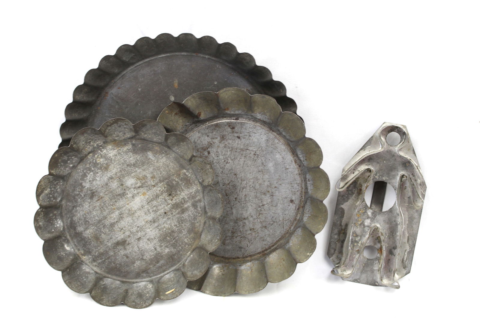 Lot of 3 tin pie/torte plates plus a tin figural cookie cutter - 6", 7" & 9" diam plates (1 of 4)