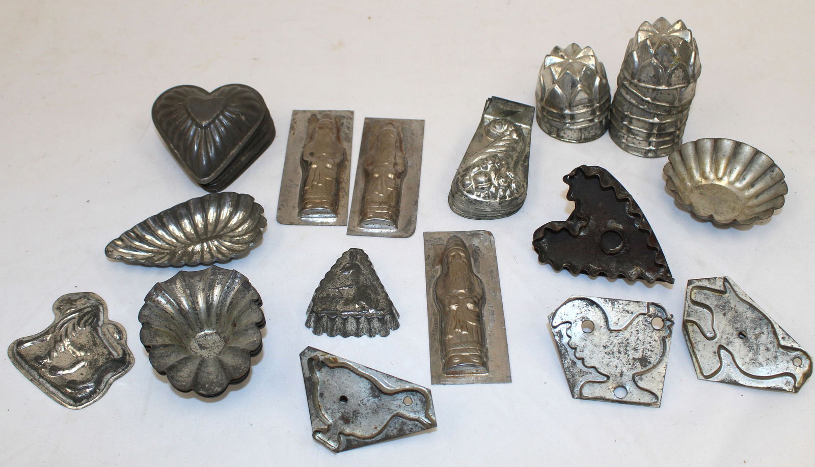 Lot of tin cookie cutters, chocolate & candy molds (1 of 6)
