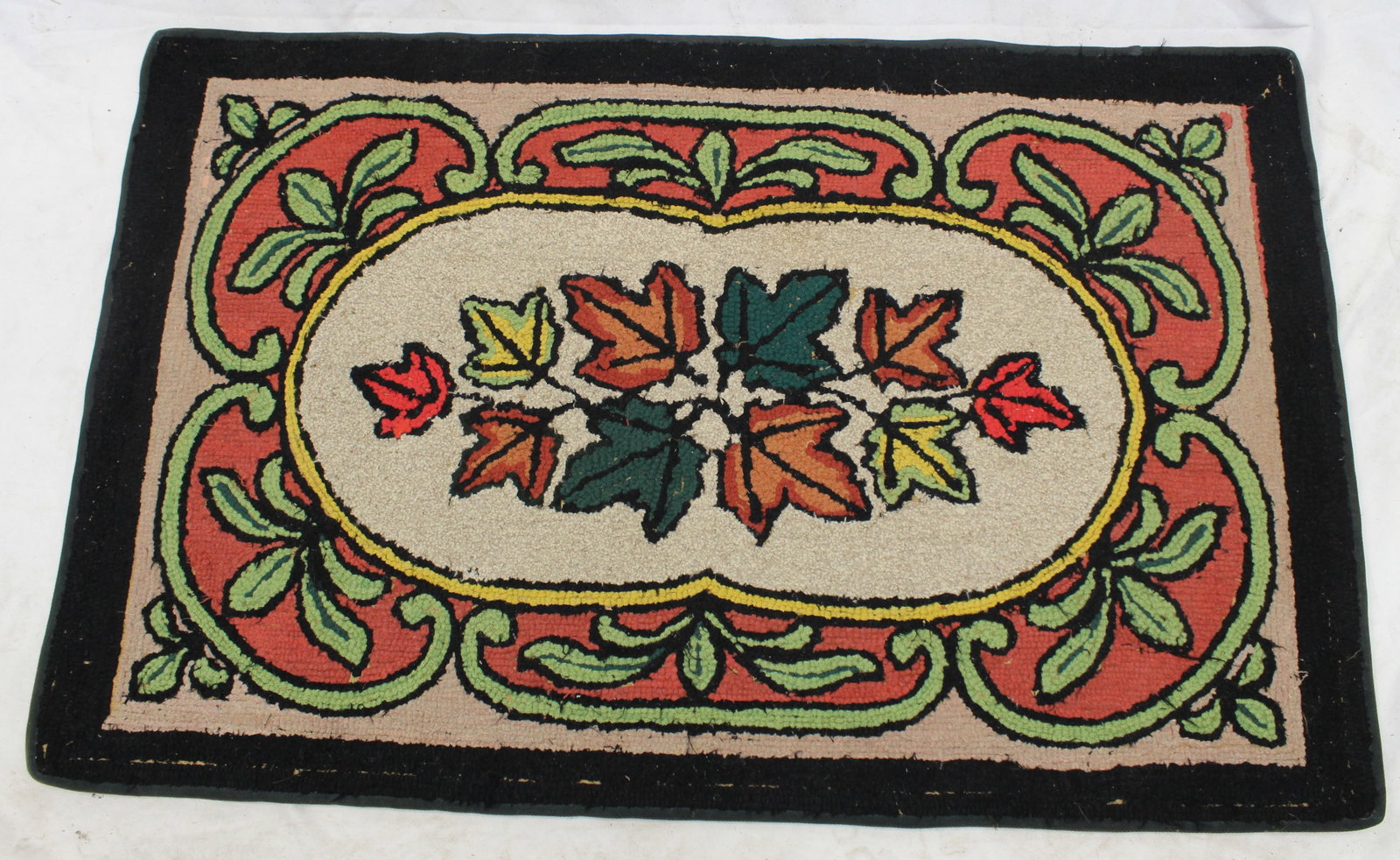 Antique hooked rug w floral motif - 27 1/2"x43 1/2": Antique hooked rug w floral motif - 27 1/2"x43 1/2"
