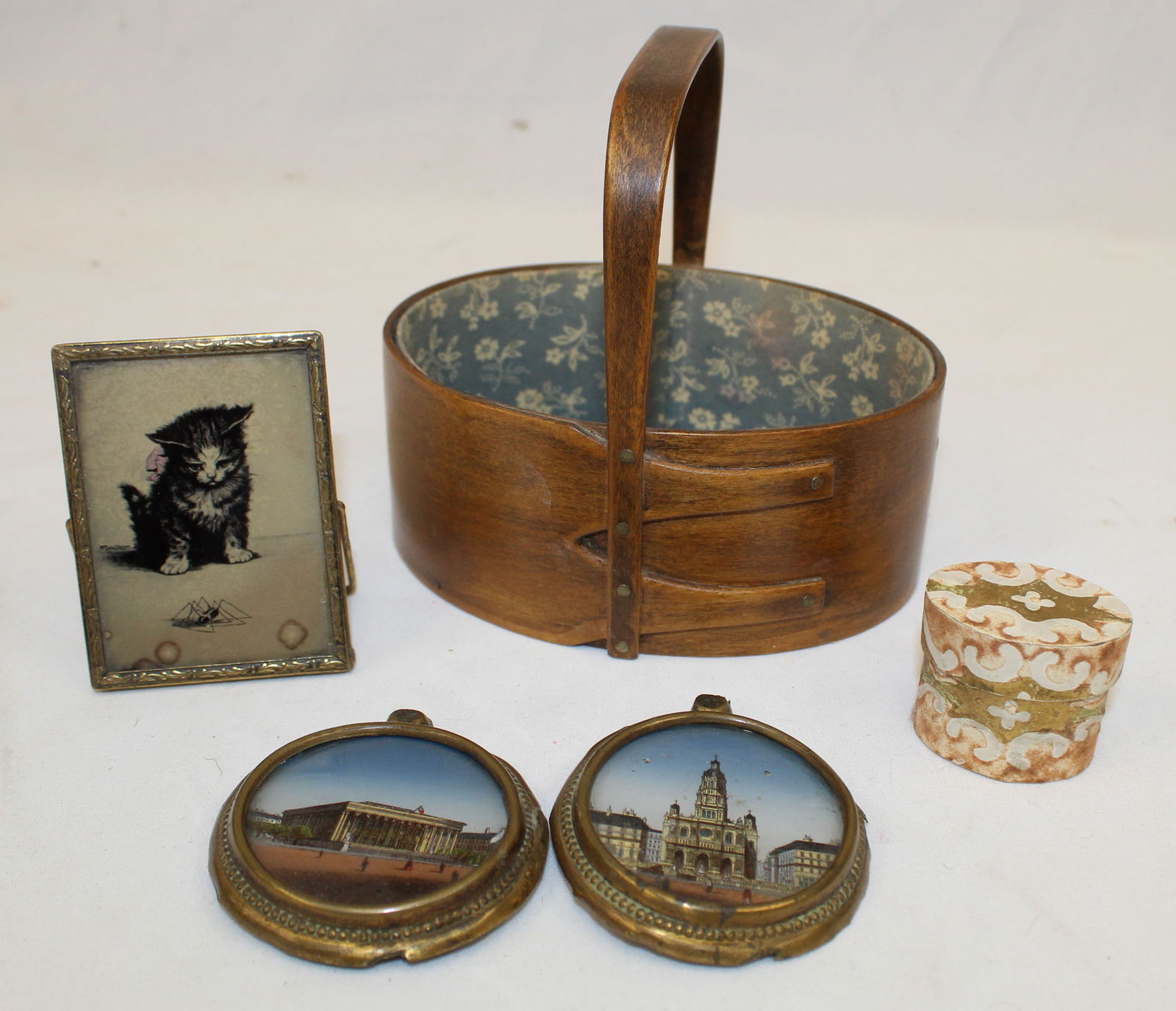 Vintage miniature/ dollhouse lot incl Shaker style carrier, wallpaper box & framed artwork (1 of 9)