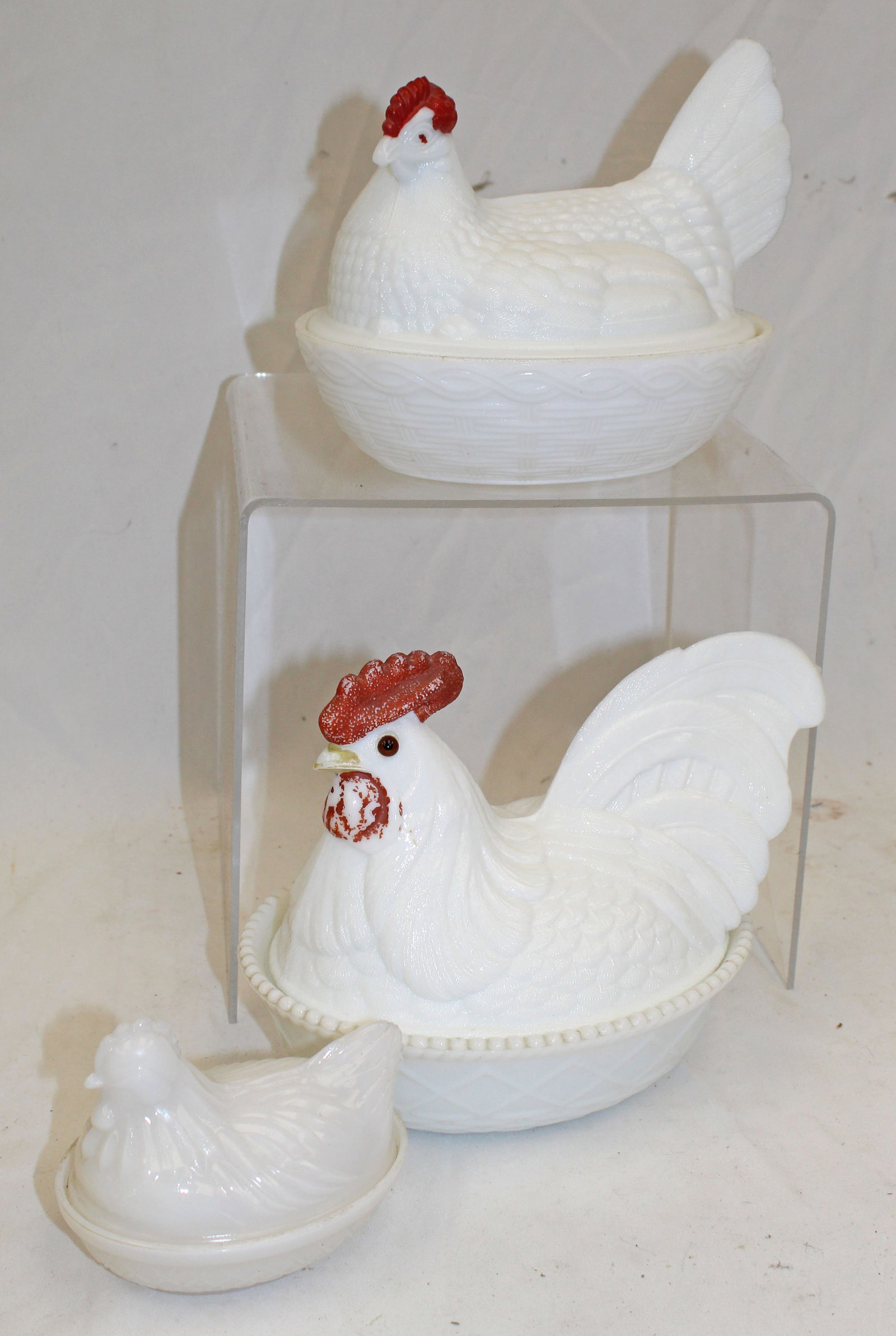 Lot of 3 white hens on nest in various sizes - 3 1/2", 6" & 7": Lot of 3 white hens on nest in various sizes - 3 1/2", 6" & 7"