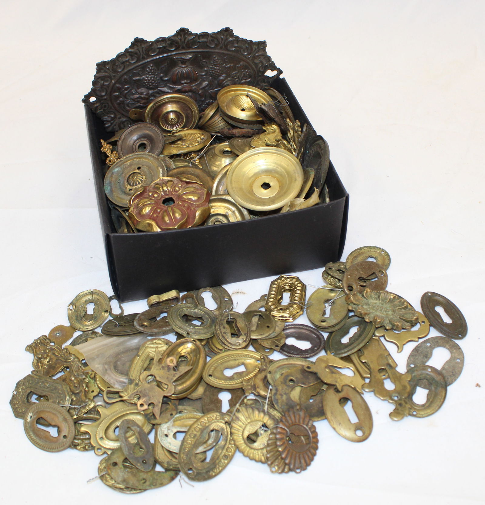 Large lot of brass & other escutcheons, etc: Large lot of brass & other escutcheons, etc