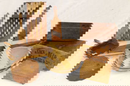 Large lot of treen incl pantry & other boxes, bowls, spoons, spoon holder, trencher, slicer, butter