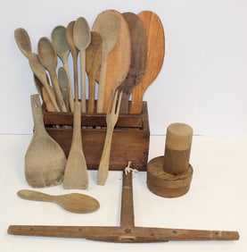 Large lot of treen incl spoons, paddles, box, etc