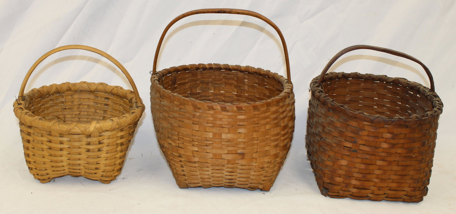 Lot of 3 fixed handled baskets: Lot of 3 fixed handled baskets