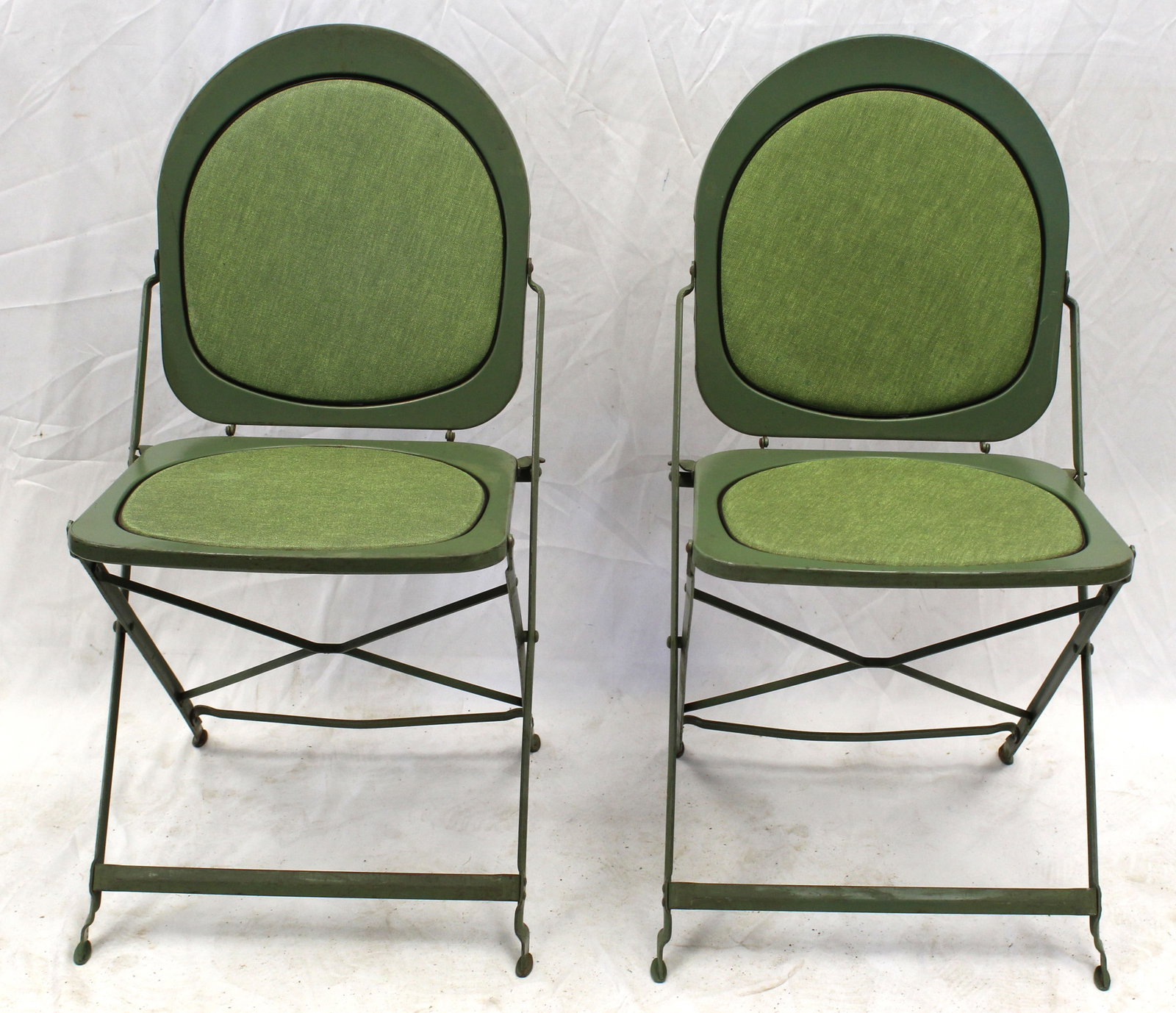 Pr of iron folding stadium chairs in green paint: Pr of iron folding stadium chairs in green paint