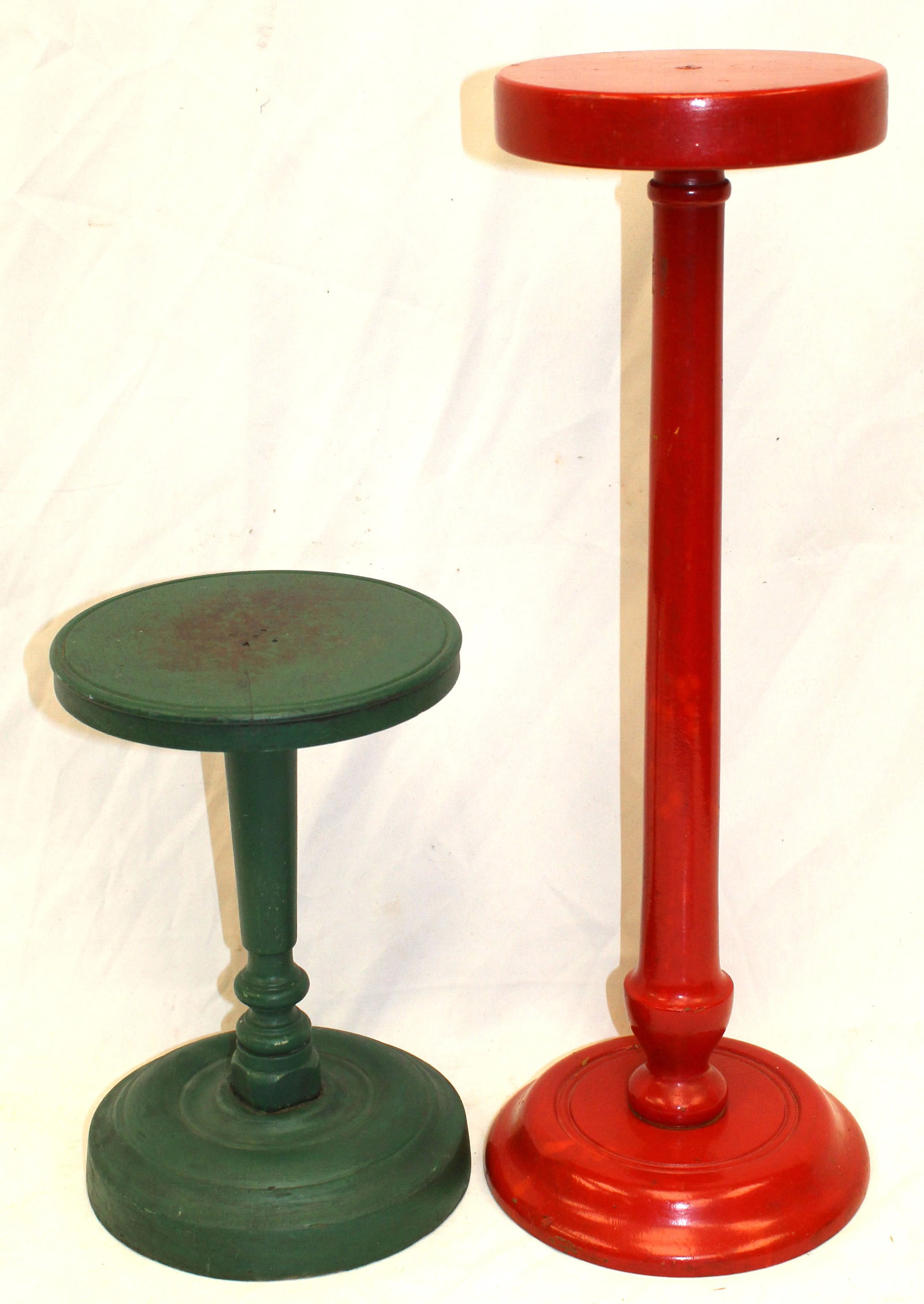 Lot of 2 wooden painted hat stands in red & green - 12" x 7 3/4" diam & 22 1/2"x7" diam: Lot of 2 wooden painted hat stands in red & green - 12" x 7 3/4" diam & 22 1/2"x7" diam