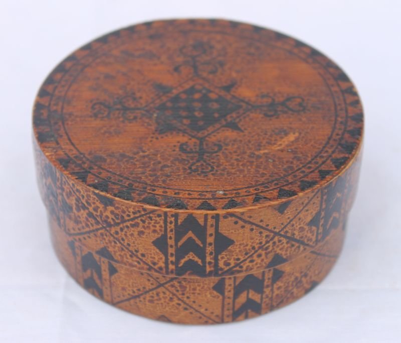 wonderful 19thC orig paint dec round lidded pantry box : wonderful 19thC orig paint dec round lidded pantry box - 3 3/4" diam x 1 3/4" deep
