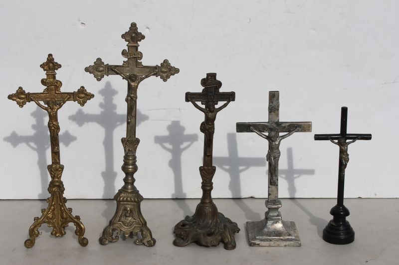 5 antique altar crucifixes incl brass, silvered metal &: 5 antique altar crucifixes incl brass, silvered metal & wood carved - 8 1/2" to 13 1/2"
