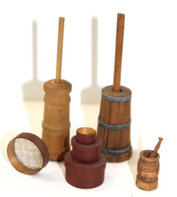 Miniatures lot incl butter churns, stack of pantry boxes, sieve & mortar & pestle - 3 1/2" churns