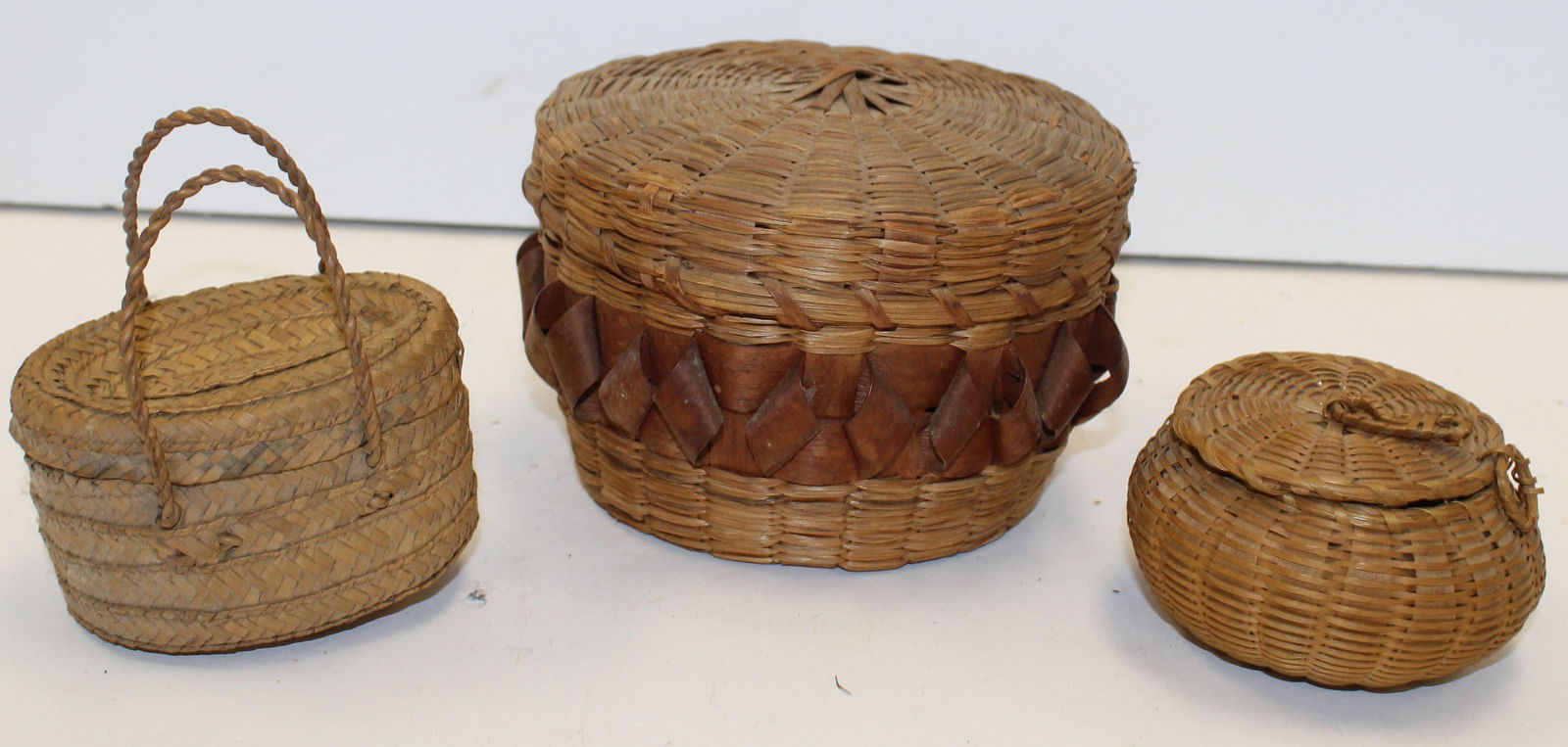 Lot of 3 miniature baskets incl small round w cover, Micmac w cover & double handled w hinged top - (1 of 9)