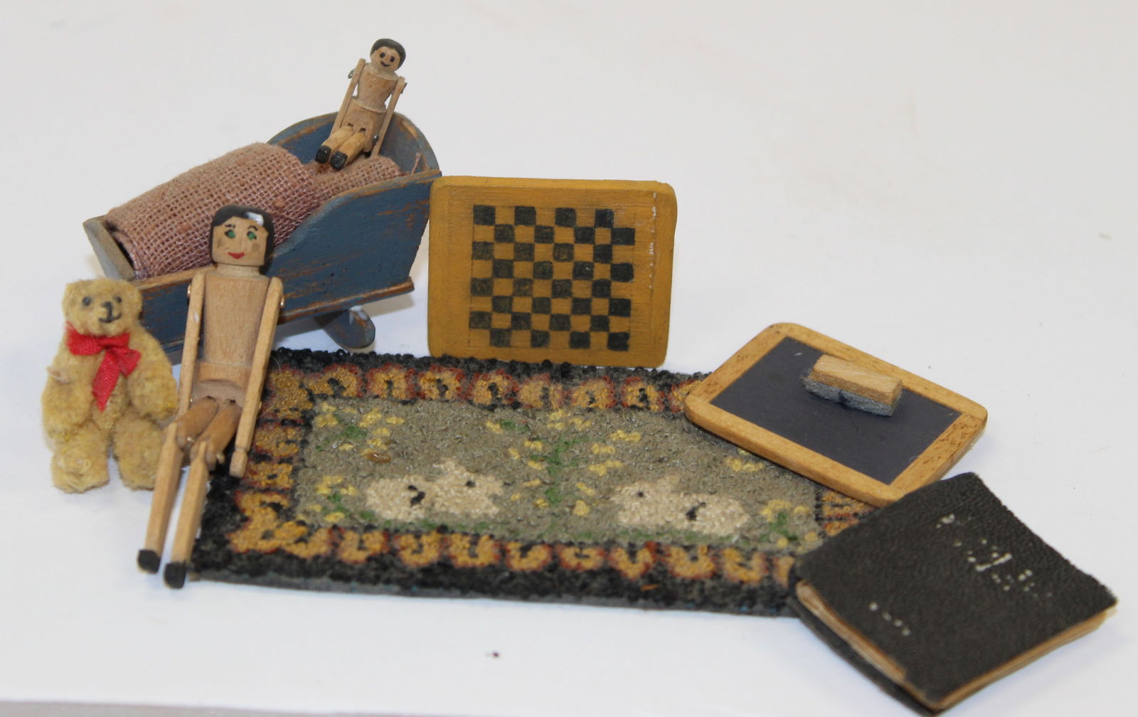 Miniatures lot incl cradle, teddy bear, wooden jointed doll, slate, gameboard, bunny motif hooked (1 of 8)