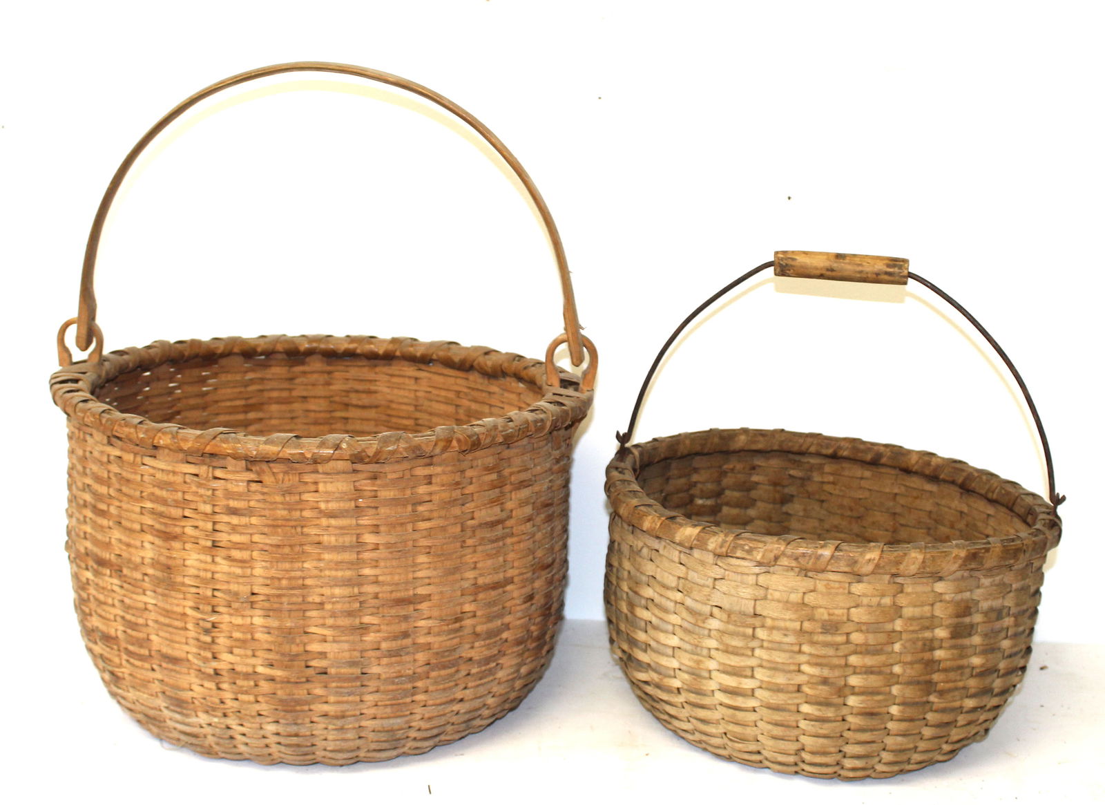 Lot of 2 round swing handled baskets - 1 w bail handle possibly Taghkanik (1 of 10)