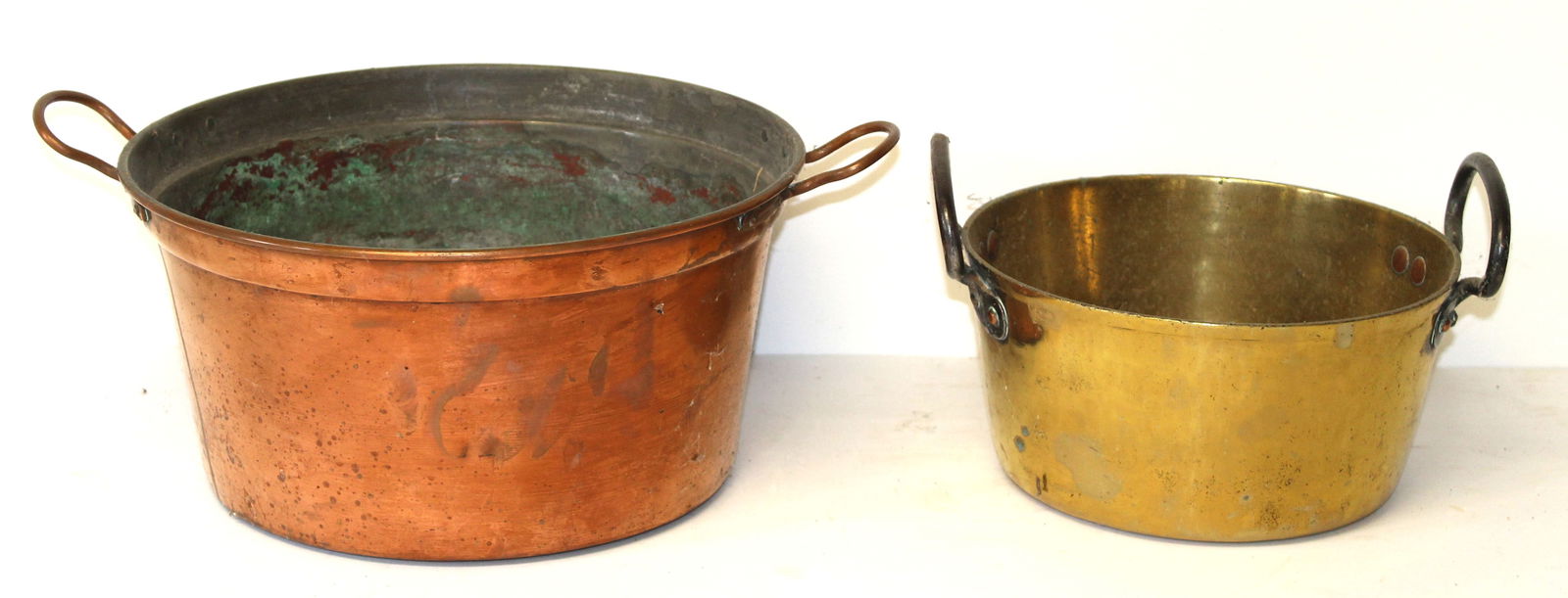 Lot of 2 antique cooking pots in copper & brass w iron handles - 7" tall x 14" diam & 8" tall x 10" (1 of 7)