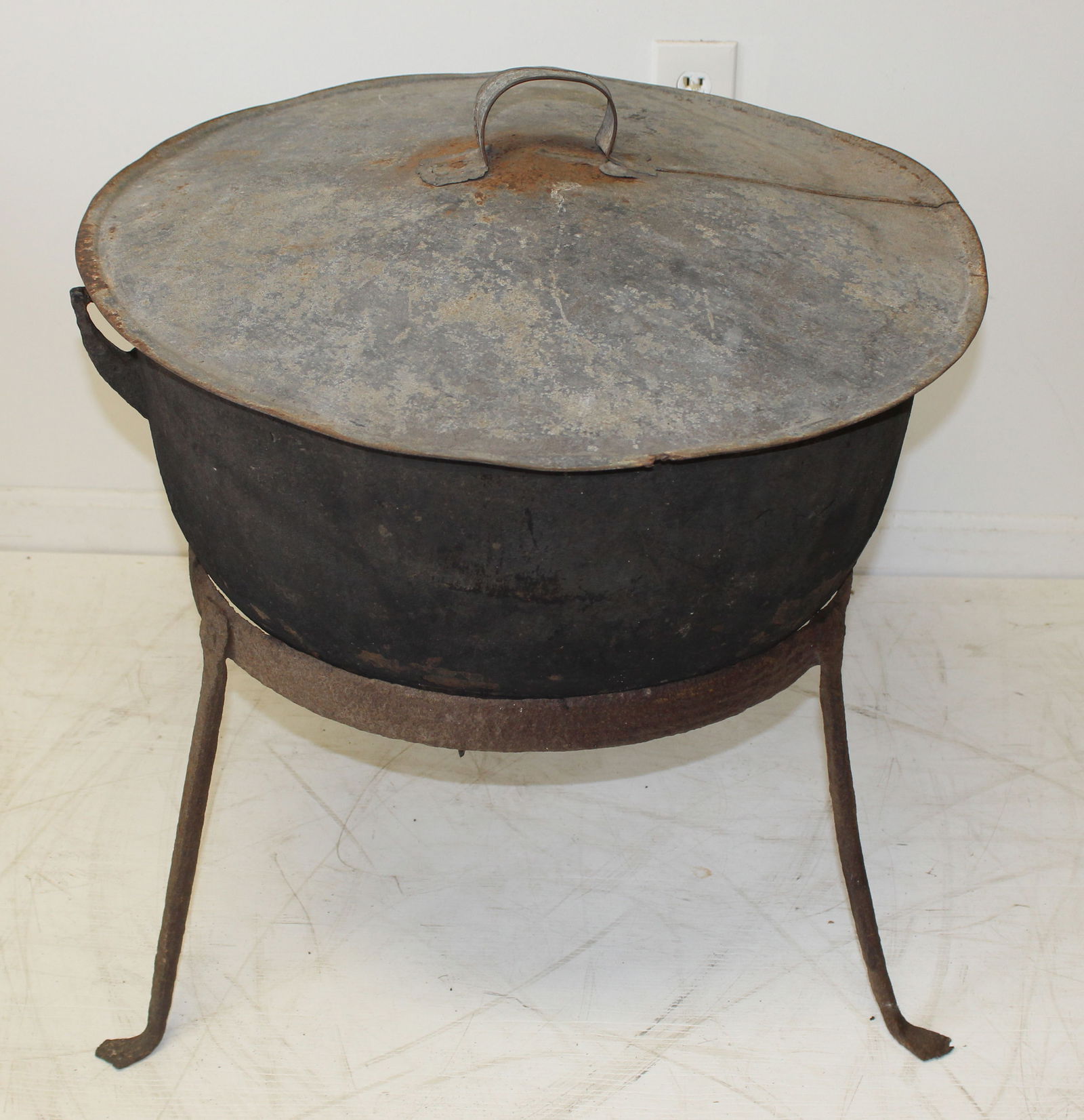 Large antique iron cauldron w bail handle sitting in iron stand w added tin lid - 23" diam cauldron (1 of 5)