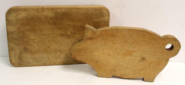 Lot of 2 antique cutting/bread boards incl a pig shaped example - 15"x9" & 14 1/2"x7 1/2"