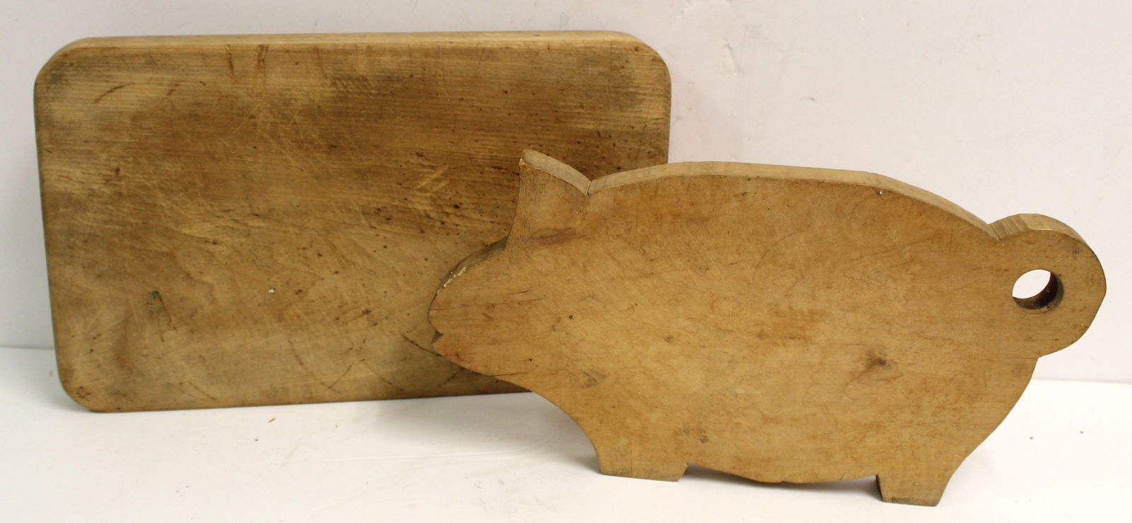 Lot of 2 antique cutting/bread boards incl a pig shaped example - 15"x9" & 14 1/2"x7 1/2" (1 of 3)