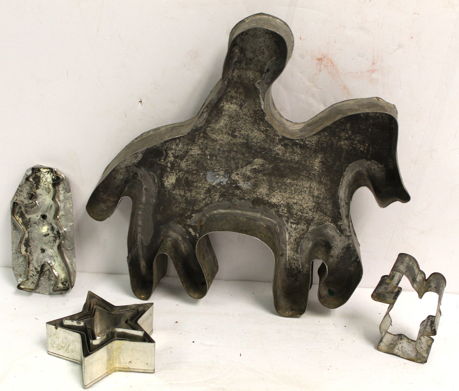 Lot of figural tin cookie cutters - 1 3/4"-3" stars, 9"x9" largest (1 of 5)