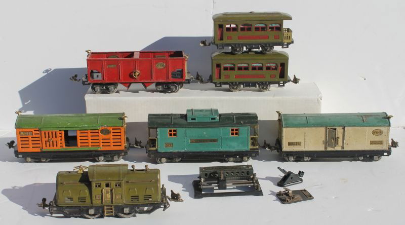 lot of 7 antique metal Lionel train cars incl engine #2: lot of 7 antique metal Lionel train cars incl engine #252 plus some accessories