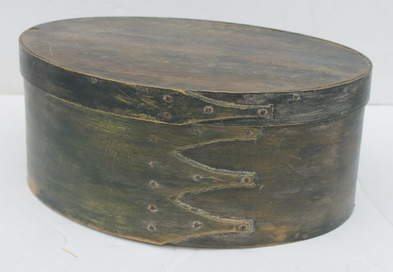 nice quality 19thC four fingered large oval Shaker pant: nice quality 19thC four fingered large oval Shaker pantry box in good green paint - 11"x8"