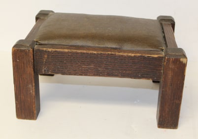 Mission Oak footstool w leather upholstered top - 6" tall x 12"x9"